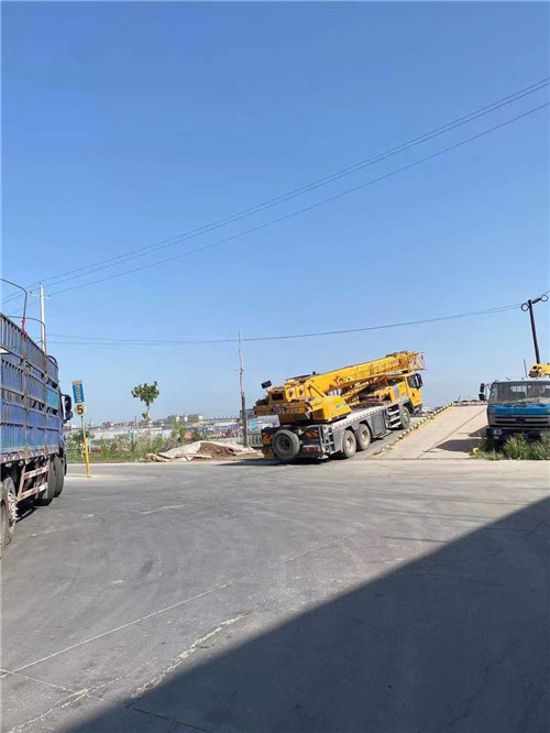 左贡县25吨吊车的租赁价格大概是多少？