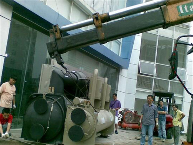 左贡县随车吊和汽车吊的核心区别是什么？哪种更省钱？