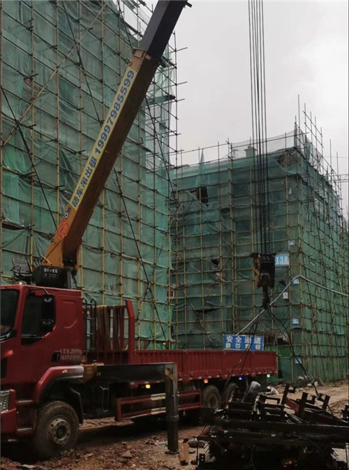 左贡县“慢工细活”—— 吊车的 “微动控制” 技术