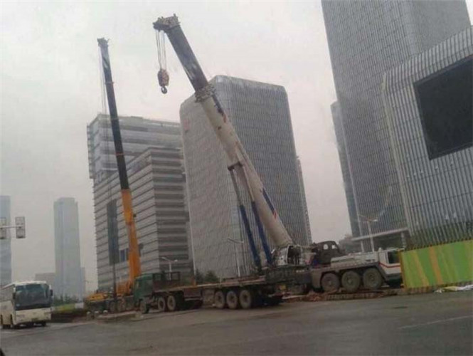 左贡县“自动找平”—— 吊车的 “平地神器” 技术