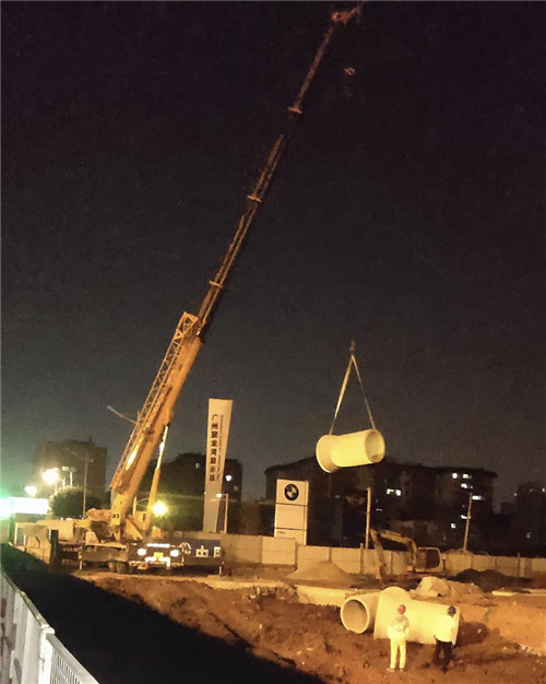 左贡县“弯臂矫正”—— 吊车的 “形变补偿” 技术