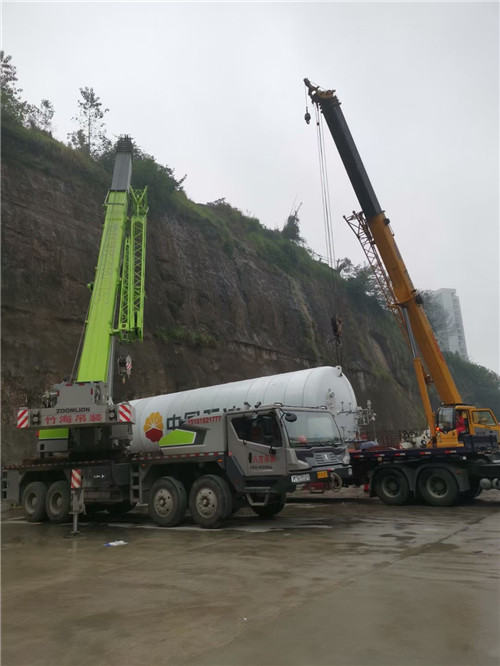 左贡县“不怕风雨冻”—— 吊车的 “恶劣环境适应” 技术