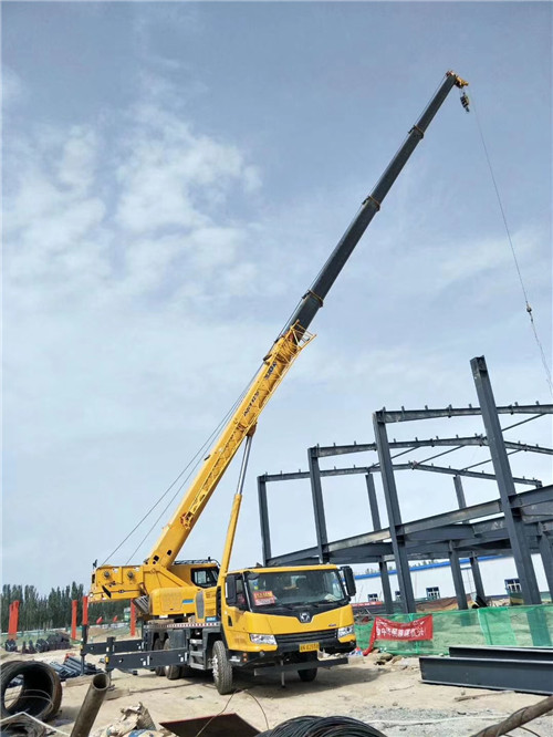 左贡县超高层建筑钢结构吊装案例